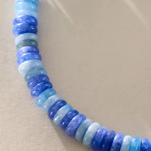 Elegante sjaalketting met blauwe rondelle kralen en een luxe 18k gouden afwerking