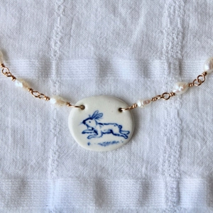 Collana in porcellana con ciondolo a coniglio blu e perle naturali bianche irregolari