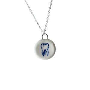 Collana minimalista in argento con pendente in ceramica bianca e motivo a dente blu