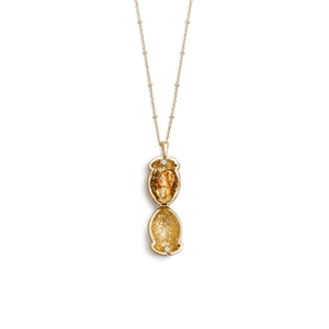 Collana con ciondolo a ghianda dorata che si apre per mostrare un piccolo scoiattolo