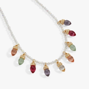 Dettaglio della collana di perle in vetro arcobaleno con ciondoli colorati e dorature