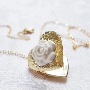 Collar de relicario corazón vintage dorado con relieve floral y una rosa blanca