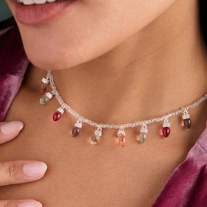 Collana natalizia alla moda con ciondoli a lampadina colorati e perline sfaccettate trasparenti