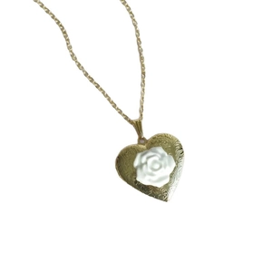 Collar de relicario de corazón dorado vintage con relieve de rosa blanca