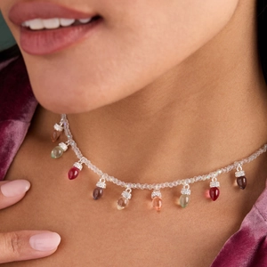 Collana alla moda con ciondoli a lampadina di Natale colorati e perline opache da donna