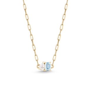 Detalle de collar de cadena de clip dorado con piedras en corte de pera y esmeralda