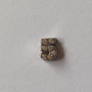 Détail du pendentif argenté chiffre 5 serti de strass pour bijoux personnalisés