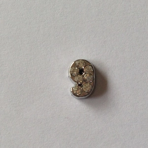 Détail du pendentif argent chiffre 9 orné de cristaux brillants pour bijoux DIY