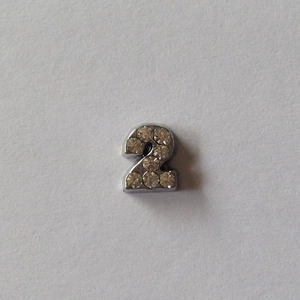 Détail du pendentif chiffre 2 argenté avec strass pour création de bijoux DIY