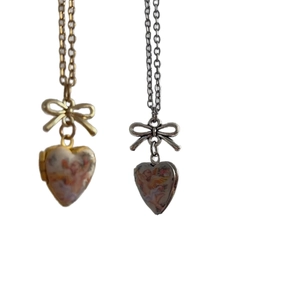 Collane con medaglione a cuore vintage con fiocco in oro e argento e incisioni di angeli