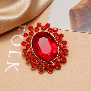 Broche vintage de luxe avec cristal rouge ovale et strass étincelants montés sur or