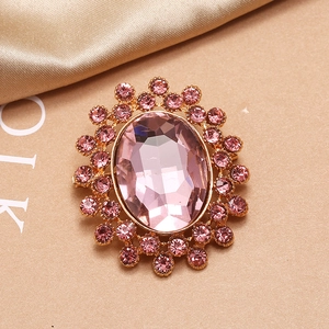 Broche vintage de luxe avec cristal rose ovale et contour en strass étincelants dorés