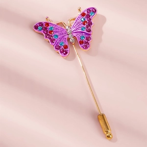 Broche papillon vintage avec émail violet et cristaux sur une longue épingle dorée