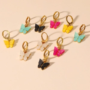 Vijfdelige set vlinder oorbellen met kleurrijke hangers in marmeren acryl textuur