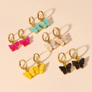 Set van vijf kleurrijke vlinder oorbellen met gouden metalen ringen in minimalistische stijl