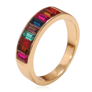 Detailansicht eines Goldrings mit bunter Regenbogenreihe aus rechteckigen Kristallen