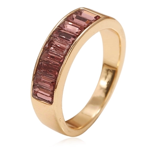 Detail eines vergoldeten Rings mit rechteckigen rosa Zirkonia-Steinen in Kanalfassung