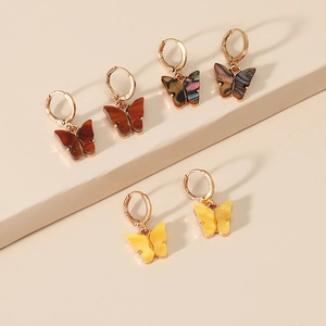 Set van drie paar elegante vlinder oorbellen van goudlegering en kleurrijke acetaathars