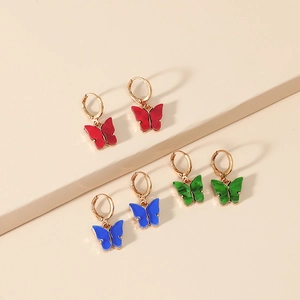 Set van drie paar vlinder oorbellen in rood, groen en blauw met goudkleurige oorhaakjes