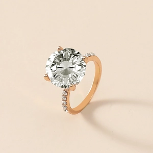 Eleganter roségoldener Solitärring mit rundem Brillant-Zirkonia und seitlichen Akzentsteinen