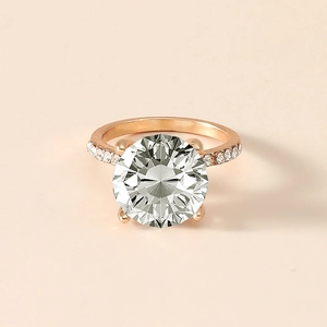 Eleganter roségoldener Legierungsring mit großem runden Solitärstein und Kristallbesatz