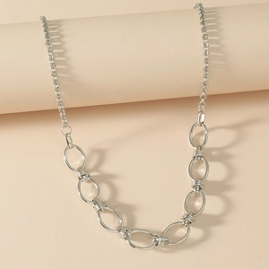 Collana minimalista in argento con maglie miste su elegante supporto cilindrico