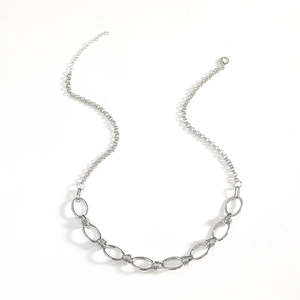 Elegante collana a maglie ovali vuote in argento con design geometrico minimale