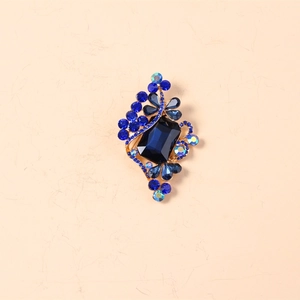 Detailansicht der Vintage-Brosche mit marineblauem Kristall und Strassbesatz