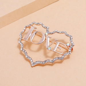 Broche cœur élégante en or rose avec lettres LOVE et cristaux au style minimaliste