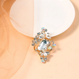 Eleganter rechteckiger Kristall-Brosche mit Blumen-Strass und Vergoldung auf weißer Seide