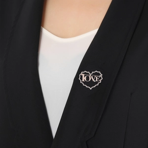 Broche Lettre LOVE Coeur Creux Strass Incrusté Alliage Épingle pour Femmes Anti-exposition Robe Chemise Costume Épingle de Revers Bijoux Cadeau
