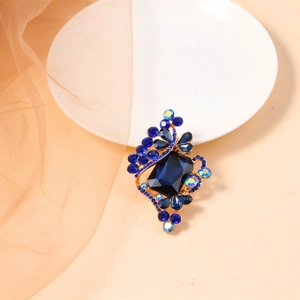 Details der tiefblauen rechteckigen Kristallbrosche mit goldener Vintage-Fassung