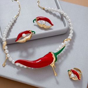 Set collana di perle con ciondolo a peperoncino rosso e smalto verde dorato