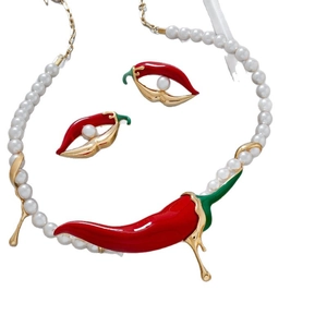Set collana di perle e orecchini con ciondoli a peperoncino rosso e rifiniture dorate