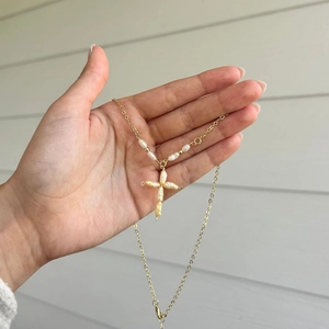Gouden roestvrijstalen ketting met een parelkruis hanger voor dagelijks gebruik