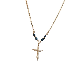 Gouden roestvrijstalen ketting met witte parelkruis hanger en blauwe kralen