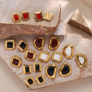 Set di orecchini geometrici retrò in acciaio inossidabile e resina con finitura oro