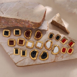 Orecchini vintage in acciaio inossidabile con resina geometrica e finitura placcata oro