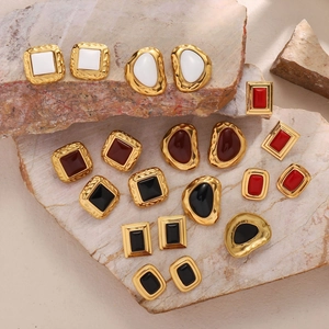 Orecchini a perno geometrici vintage in metallo colori assortiti su pietra naturale