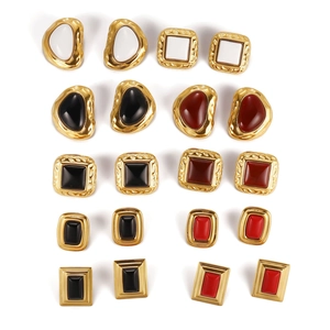 Collezione di orecchini vintage geometrici con montature in metallo e inserti colorati