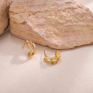Boucles d'oreilles élégantes double C plaquées or avec zircons sur fond de pierre naturelle