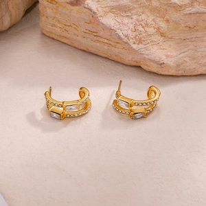 Élégantes boucles d'oreilles dorées double couche en forme de C avec zircons taille baguette