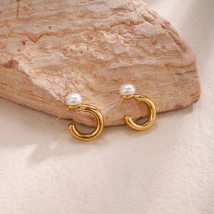 Boucles d'oreilles dorées en forme de C avec perles blanches sur pierre naturelle