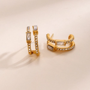 Boucles d'oreilles dorées double couche en forme de C avec zircons ronds et baguette