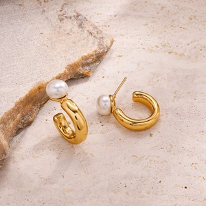Boucles d'oreilles créoles dorées en C avec perles blanches, style français chic