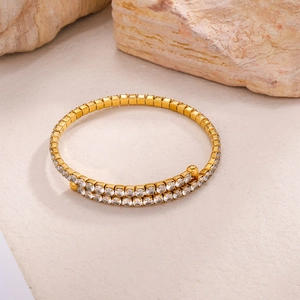 Detailansicht des goldenen Bypass-Armbands mit zweireihiger Zirkonia-Pavé-Fassung