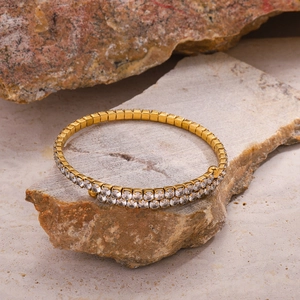 Detail eines doppelreihigen elastischen Goldarmbands mit Zirkonia und Metallgliedern