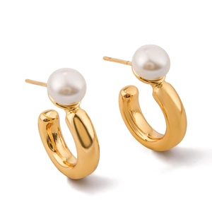 Élégantes boucles d'oreilles créoles C dorées avec perles blanches au style minimaliste