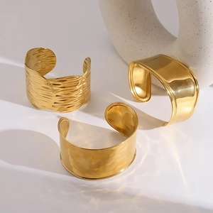 Bracelet manchette large doré minimaliste avec finitions polies et texturées martelées