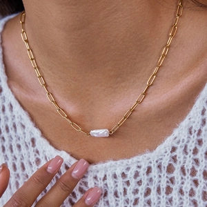 Gouden paperclip ketting voor dames met een witte barokke parelhanger voor vrouwen